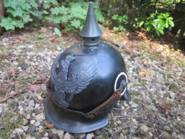 German M-1915 Prussian helmet "Jäger zu Pferd"worn condition. Duitse kurassiershelm mooi gemarkeerd 1916 gedateerd. zeer gedragen staat, cocarden zijn vernieuwd.