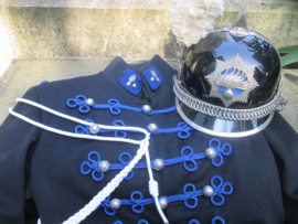 Dutch ceremonial uniform and helmet of the Rijkspolitie- ere-escorte. Uniform en helm van de Nederlandse Rijkspolitie Ere- Escorte.