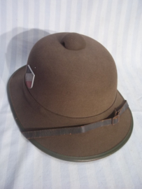 German 2nd pattern pith helmet with metal Wehrmacht decals. JHS- 1942. Duitse vilten tropenhelm 2e model deze kwam na de stoffen uitvoering, nauwlijks gedragen. bijna MINT conditie.