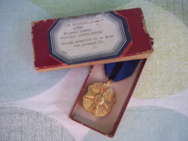 Belgium medal awarded to a police man. Belgische medaille uitgereikt aan een Rijkswachter Gouden medaille in de orde van Leopold II, met zeer leuk doosje