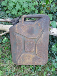 Engelse jerrycan BMB- 1943 War department gemarkeerd.