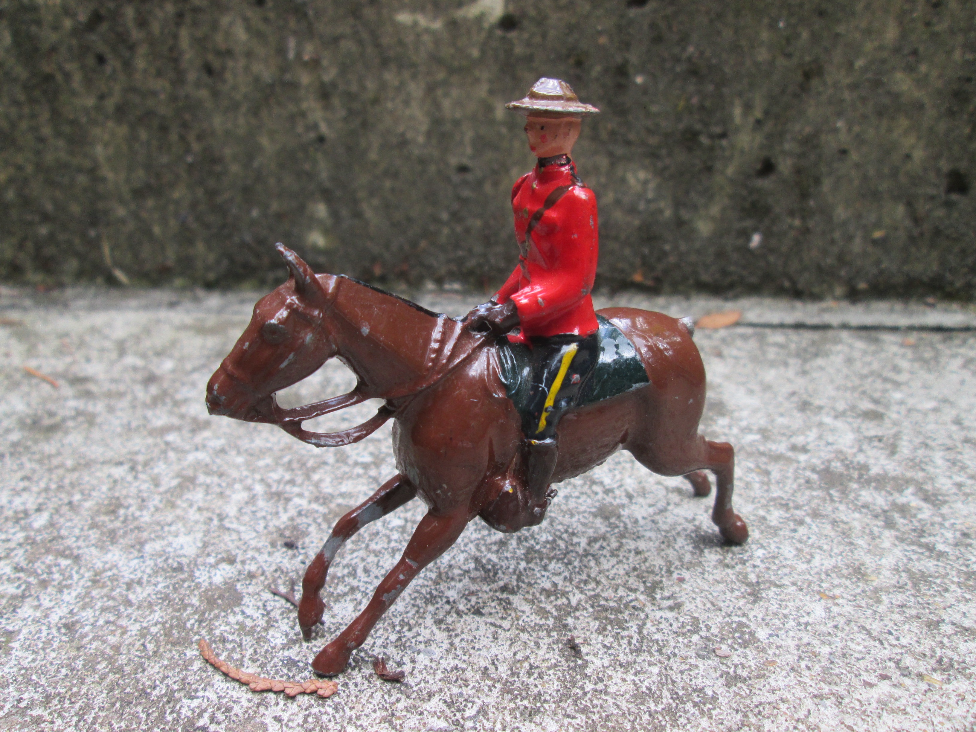 Tin toy Canadien Mountain police Britain. Tinnen speelgoedsoldaatje met bewegende arm Canadese Mountain politie.