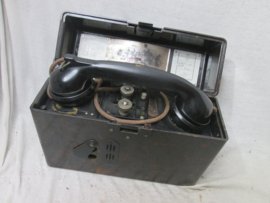 German feldfernsprecher fieldtelephone F-33. Duitse veldtelefoon, geheel compleet.