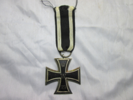 German Iron Cross 2 nd class 1914 maker is KO. Duits ijzere nkruis 2e klas 1914 met maker in de ring KO.