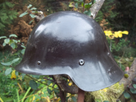 Spanish helmet model 1926, used in the civil war 1936. Spaanse helm model 1926, gebruikt in de Spaanse burgeroorlog 1936. voorzien van de Spaanse adelaar voorop de helm oud type helmembleem perfekte staat.