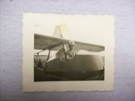 Photograph Hitlerjugend NSFK Segelflieger, Foto Hitlerjugend jongen in NSFK vliegtuigje