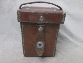 US-Army leather pouch  Case Carrying M14. nicely marked and dated 1942. US leren tasje voor een richtkijker van een kanon, zeer degelijk stuk leerwerk, mooi gemarkeerd met datum.