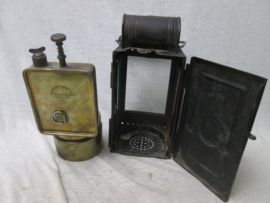 German railroad lamp, complete. Duitse spoorweglamp, 1958. geheel compleet, met rood en groen glas en koperen brander.