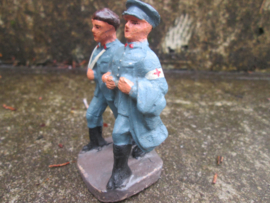 CLAIRON Belgium 2 Soldiers red cros. 2 soldaten 1 helpt een gewonde. goede staat.