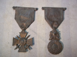 2 bronse French medals for a memorial plate. 2 bronzen Franse medailles van een monument. Croix du Guerre