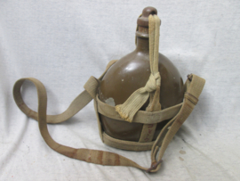 Japanese canteen M-99, complete and nicely marked. Japanse veldfles met de originele houten sluitdop, onderkant is gemarkeerd.