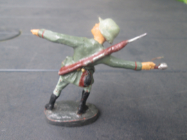 ELASTOLIN German soldier throwing a grenate. Duitse soldaat gooit met handgranaat.