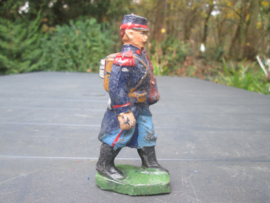 10 cm. French soldier. Franse soldaat marcherend.