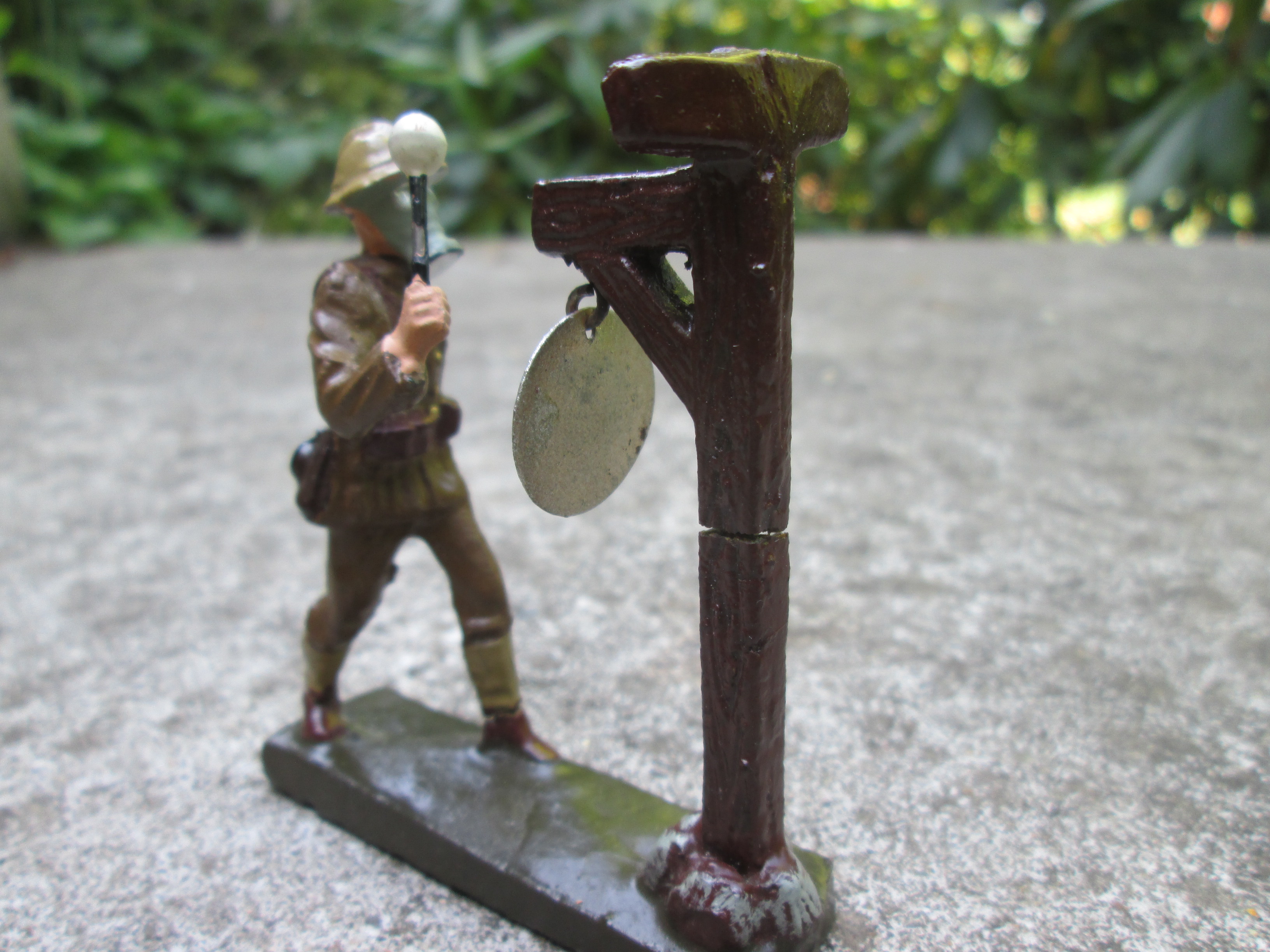 LINEOL Belgium soldier and the gas alarm Belgisch speelgoed soldaatje gasalarm zeer bijzonder stuk