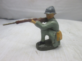 ELASTOLIN French shooting soldier. Frans schietende soldaat.