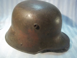 German helmet M16 with red colours camouflage, very rare with original chinstrap. Duitse helm M16 perfekte staat met camouflage vlekken 100% origineel, TOP staat helm met perfekt binnenwerk en 100% originele kleur.met origineel kinbandje