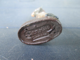 ELASTOLIN Marching german soldier. Marcherende Duitse soldaat met helm op de rug