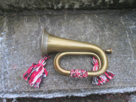 German HJ Hitler/ Youth bugle little damage on front badge. Duitse bazuin signaalhoorn Hitler/ Jugend met adelaar gedeeltelijk gedenazificeerd, maar nog duidelijk zichtbaar Hess Instrumenten.