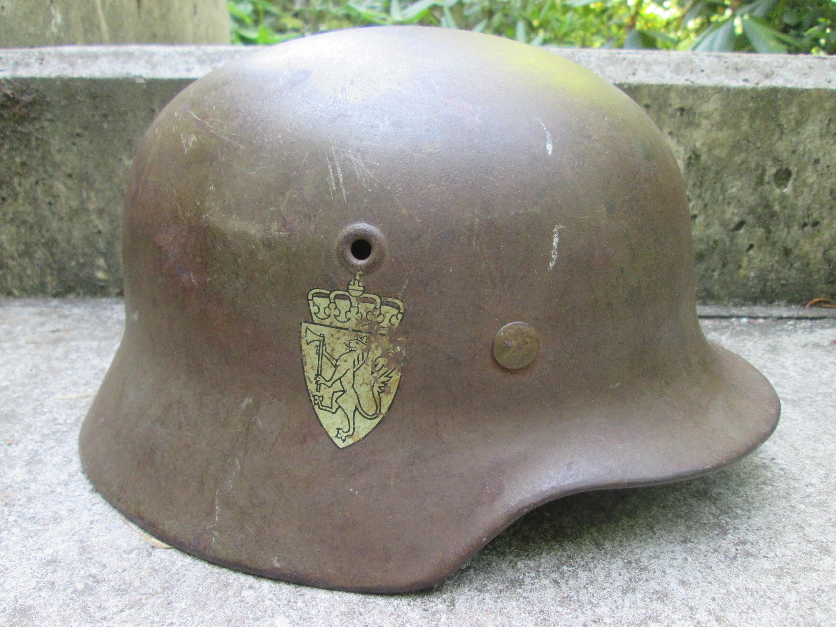German helmet M-1940 with double decal Norwegian army. also Norwegian innerliner. Duitse helm Model 1940 met dubbele decals van het Noorse leger zijn nu moeilijk te vinden.