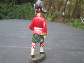 ELASTOLIN 10 cm. Scottish highlander. Schot met feather bonnet nette staat.