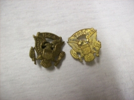 2 US collar or capbadges. 2 Amerikaanse kraag en of pet emblemen