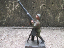 Unmarked, soldier with heavy machine gun. Soldaat met zwaar geschut.