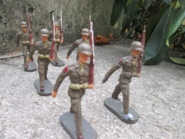 ELASTOLIN 6 American soldiers. 6 Amerikaanse soldaten marcherend. mint staat jaren 50.