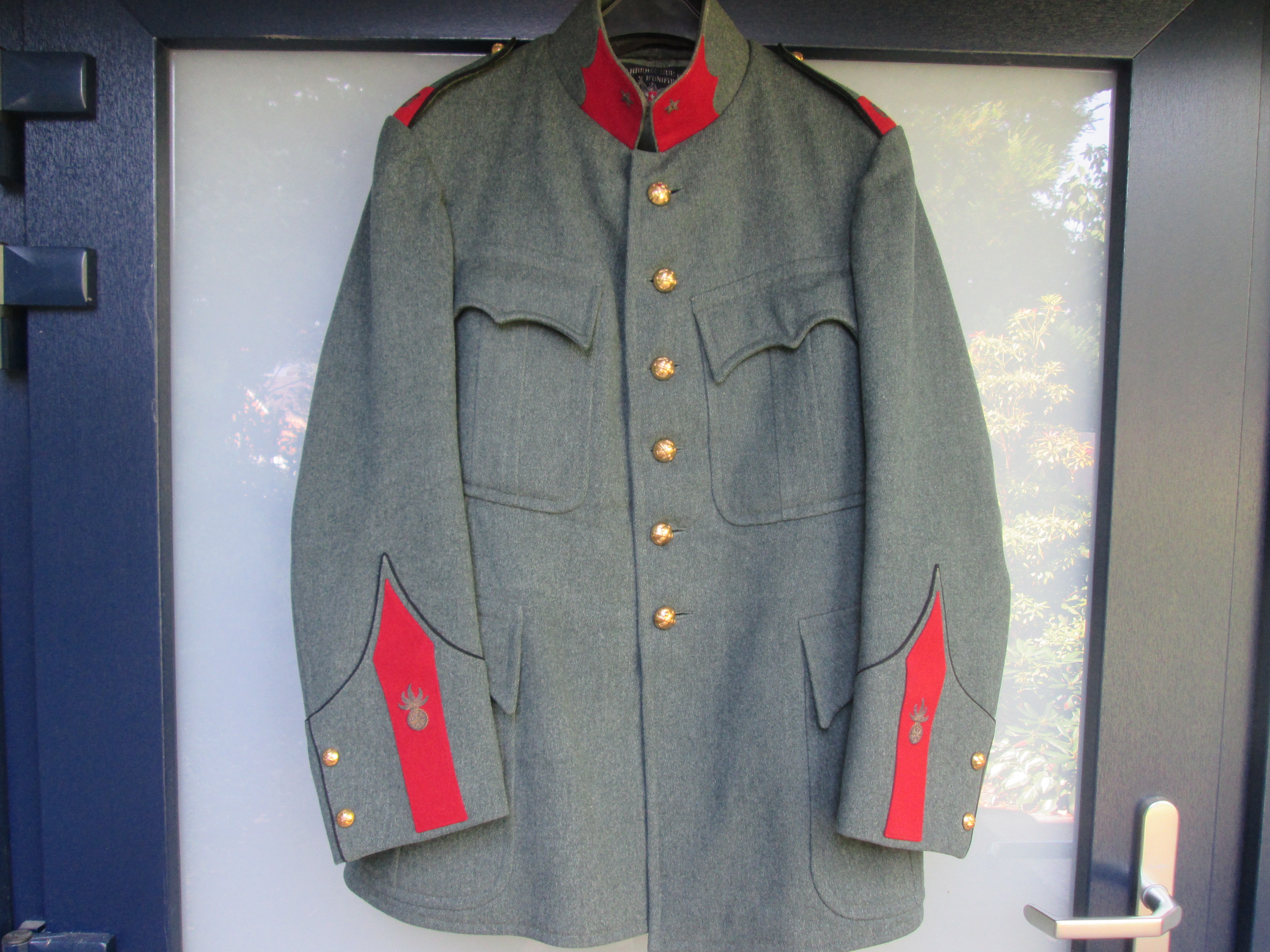 WW2 Swiss  Fielduniform officers complete with trousers in a nice condition. Zwitsers officiers uniform met broek in een nette kwaliteit artillerie veldgrijs uniform met leuk etiket.