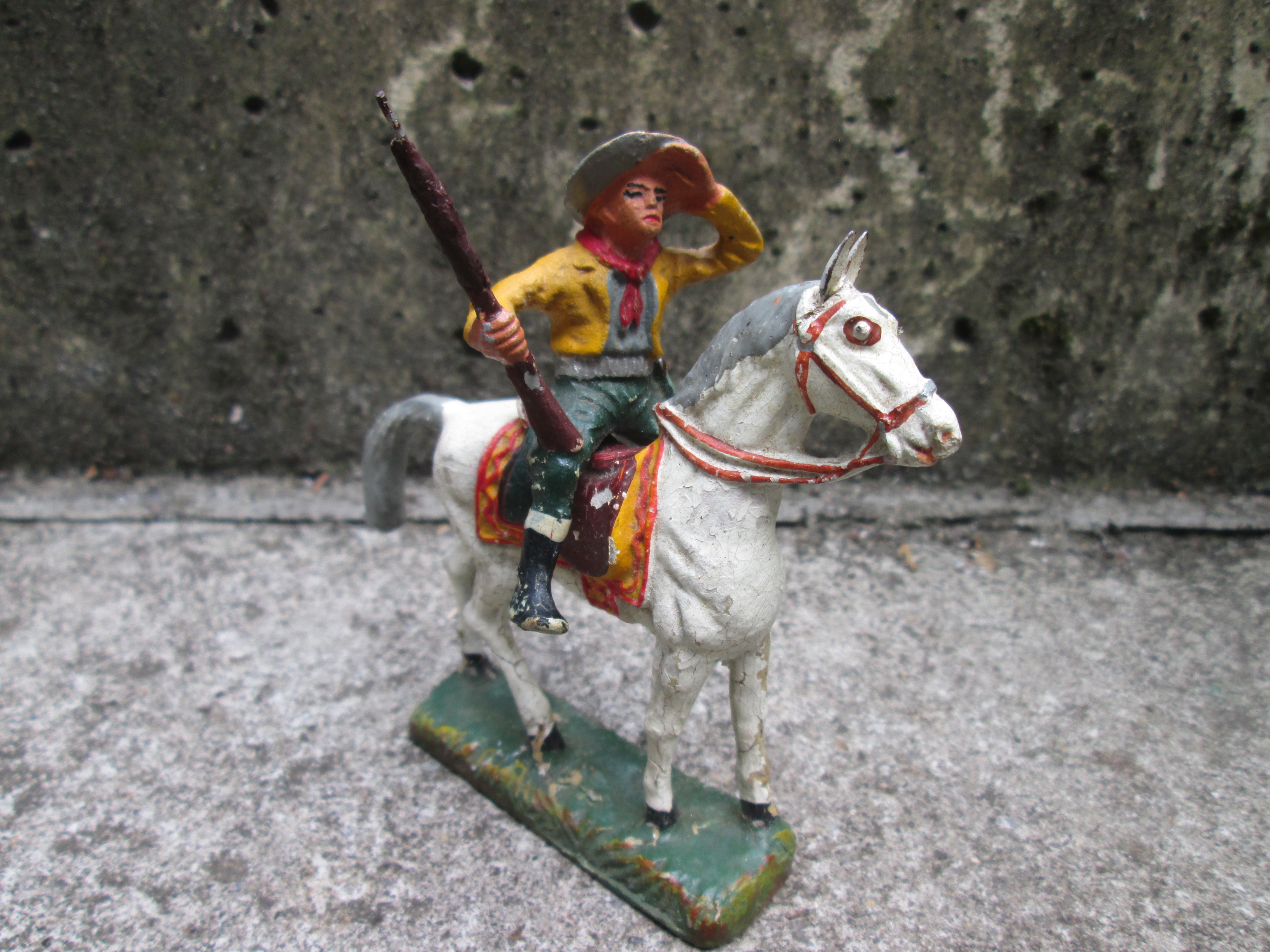 DURSO cowboy on horse looking. Cowboy turend op zijn paard