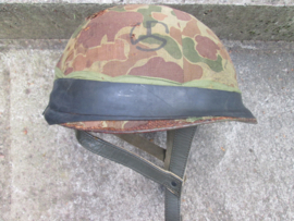 Belgium paratrooper helmet, german model used in the 70-80. Belgische parahelm, Bundeswehr model. mooi met nog camouflage doek, komt zo van de eigenaar. dat maakt de helm levendig en origineel.