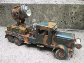German Tippco Military truck with searchlight, working on batteries. Duitse blikken speelgoed vrachtwagen camouflage met zoeklicht dat op batterijen werkt zeer goede staat bijzonder stuk.