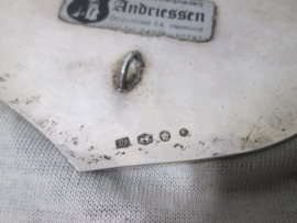 Silver hallmarked shield. Zilveren schild schutterskoning OCTOPUS  uit 1986 in Epen, voorzien van zilverkeuren en de sticker van juwelierssmid Andriessen uit Stiphout. nu overgenomen door zijn kinderen. bekende gilde schilden maker.