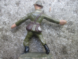 DURSO Belgium soldier throwing a handgrenate Belgische soldaat gooit handgranaat.