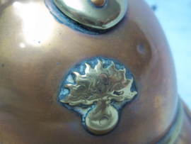 Trench art French helmet very rare. 17 by 12 cm.Loopgravenkunst Franse helm, zeer bijzonder dit soort specifiek gemaakte items, kepie, helm tank geweer enz. dit soort items worden veel gezocht je ziet ze ook al in kunstgallerijen.