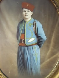 Photograph coloured Zouave soldier. Ingekleurde foto van een Zouaaf.
