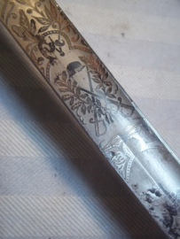 German Wehrmacht sword etched blade. Duits Wehrmacht sabel met gegraveerd lemmet .  2.Reit. Batterie artl. Reg. 6    compleet met troddel en leren drager TOP. rode steentjes  in leeuwenkop.