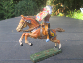 ELASTOLIN Indian on horse with axe. Indiaan op paard met strijdbijl, zeer goede staat.