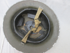 British steelhelmet Mk2 ,with early liner helmet and liner dated 1939. Engelse staalhelm Mk2 mooi gemarkeerd zwart overgeverfd voor politie troepen 1939 gedateerd. mooie complete helm.