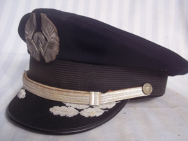 US pilot cap AMERICAN WEST, with plastic wing. Amerikaanse piloten pet van de American West vliegtuigmaatschappij, officiers model als extra de plastic wing.