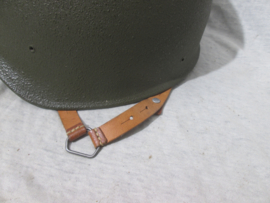 Swiss army helmet pattern 71. Mint condition. Zwitserse helm M-1971 zeer nette staat en kwalitatief mooie helm. beduidend minder gemaakt dan de voorloper helm M-1918 en daarom is deze ook wat zeldzamer.