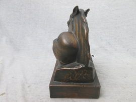 Very rare German statue made of china and bronse. (metalguss) Duits beeld, gemaakt van porselein, omhuld door een plaat koper/ brons. zeer bijzonder en zeldzaam Wehrmacht soldaat Cavallerie 15 x 12 x 8,5 cm.