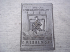 German sporting plaque in case. Duitse penning in doos.6 bij 8,5 cm. Deutsche Schwimmmeisterschaften 1937 Düsseldorf. Zweite in der Staffelmeisterschaft 3 x 100m.  Kraulschwimmen. deksel van doosje is los.