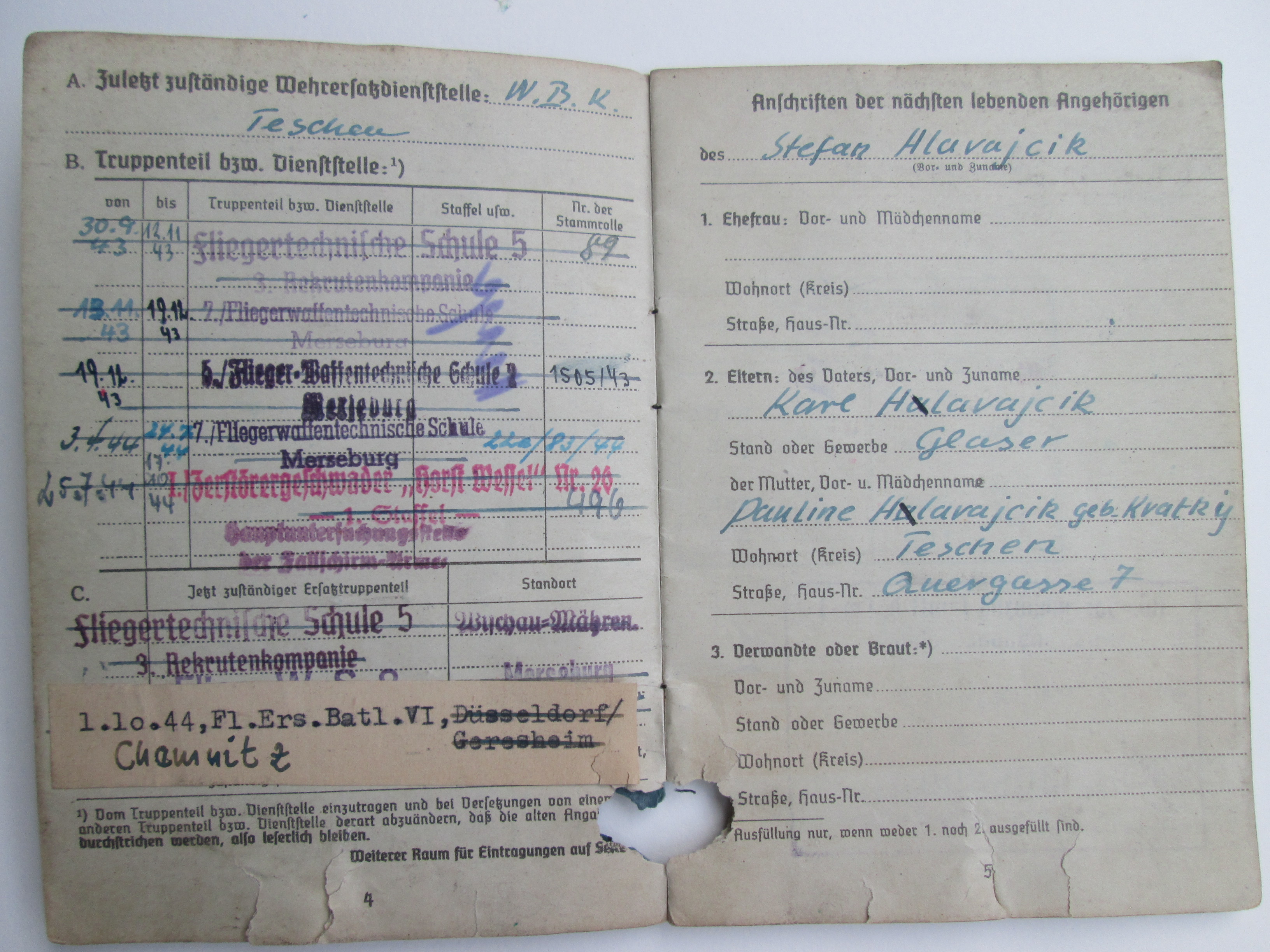 German soldiers paybook of the Luftwaffe. he was pilot in Jagdgeschwader Horst Wessel. Duits soldbuch van de Luftwaffe Flieger, drager van de armband Jagdgeschwader Horst Wessel, mooi ingevuld compleet, piloten boekjes vind je niet zo vaak.