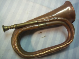 British bugle nicely marked with broad arrow and date, Engelse signaalhoorn 1903 met oorlogspijl en regimentsnummer gebruikte staat. Dit is een vroeg model bazuin, welke in WO1 doorgebruikt werden.