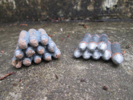 Artillery shells. 2 stapels Artillerie kogels