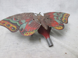 Tin toy butterfly. Blikken speelgoed vlinder, jaren 30, vleugels bewegen al de vlinder rijdt.