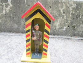 DURSO Belgium chausseur Ardenne on guard. Belgische Ardense jager bij zijn wachthuisje in de nationale Belgische kleuren. goede staat