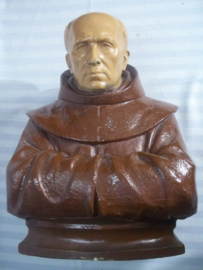 Gipsen buste, van een monnik, zeer mooi ingetogen beeld. Religieuze beelden met een eenvoudige en sombere uitstraling zijn moeilijk te vinden. eenvoud siert dit beeld. bustes van monniken zie je uberhaupt weinig.