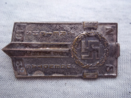 German tinnie, rally badge Duitse tinnie NS 1. Reichsjugendtag 1932. Hitler- Jugend. ZILVER. bronzen uitvoeringen kon men op die dag kopen donatiespelden, zilveren werden door medewerkers gedragen. deze mocht je later op het uniform door dragen.Zeldzaam.