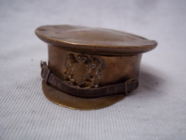 Trench- art a British cap with little badge as box. Loopgraven kunst Engelse leger pet met embleem en kinriem je kunt het gebruiken als pillendoosje.zeer bijzonder stuk als loopgraven kunst. zeldzaam.